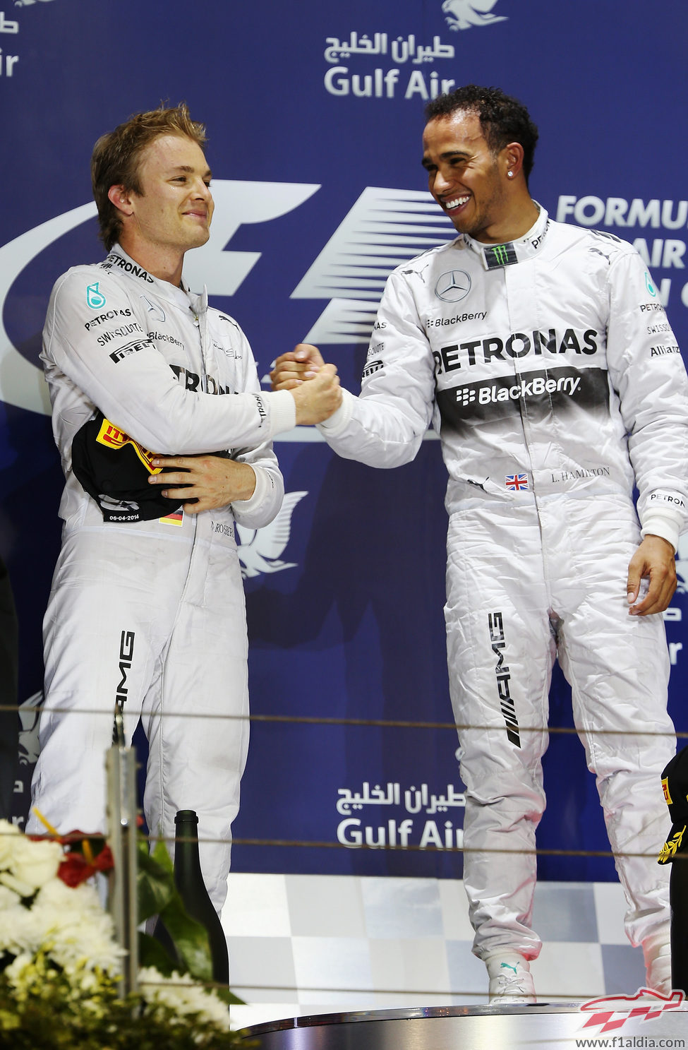 Nico Rosberg y Lewis Hamilton se dan la mano en el podio