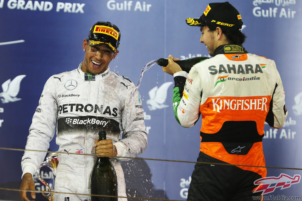 Lewis Hamilton recibe champán de Sergio Pérez