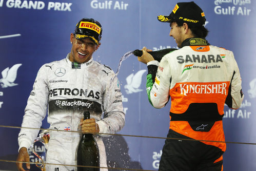 Lewis Hamilton recibe champán de Sergio Pérez