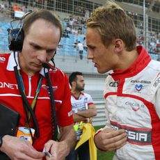 Max Chilton ultimando la estrategia antes de comenzar