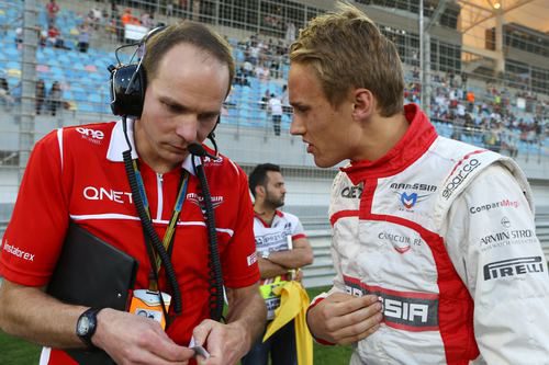 Max Chilton ultimando la estrategia antes de comenzar