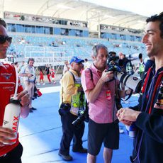 Max Chilton charla con Daniel Ricciardo antes del drivers parade