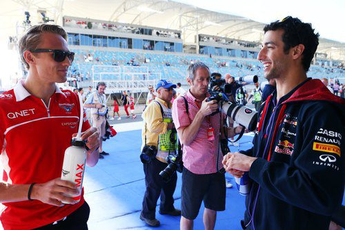 Max Chilton charla con Daniel Ricciardo antes del drivers parade