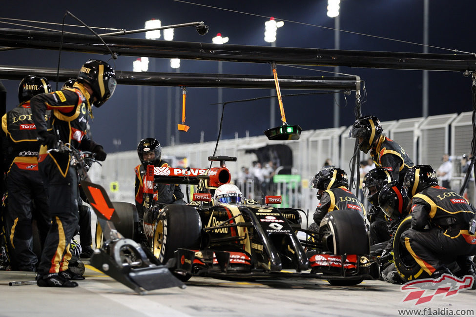 Romain Grosjean en un pitstop