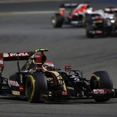 Pastor Maldonado por delante de su compañero de equipo