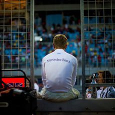 Kevin Magnussen espera sentado antes de la carrera