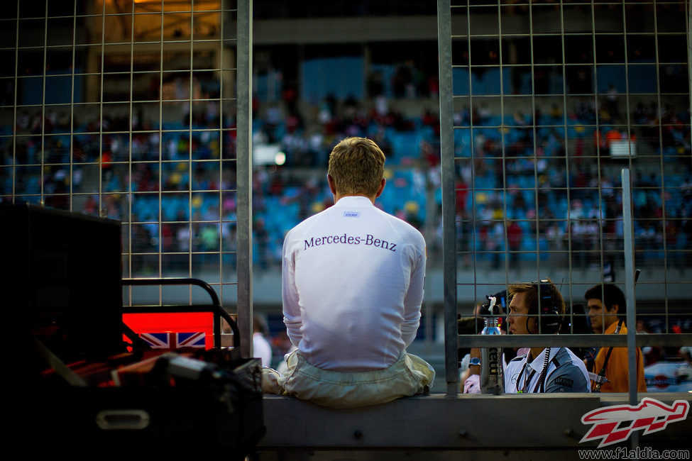 Kevin Magnussen espera sentado antes de la carrera