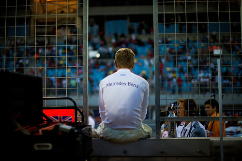 Kevin Magnussen espera sentado antes de la carrera