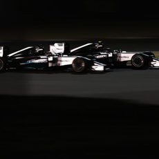 Lewis Hamilton y Nico Rosberg luchan en pista