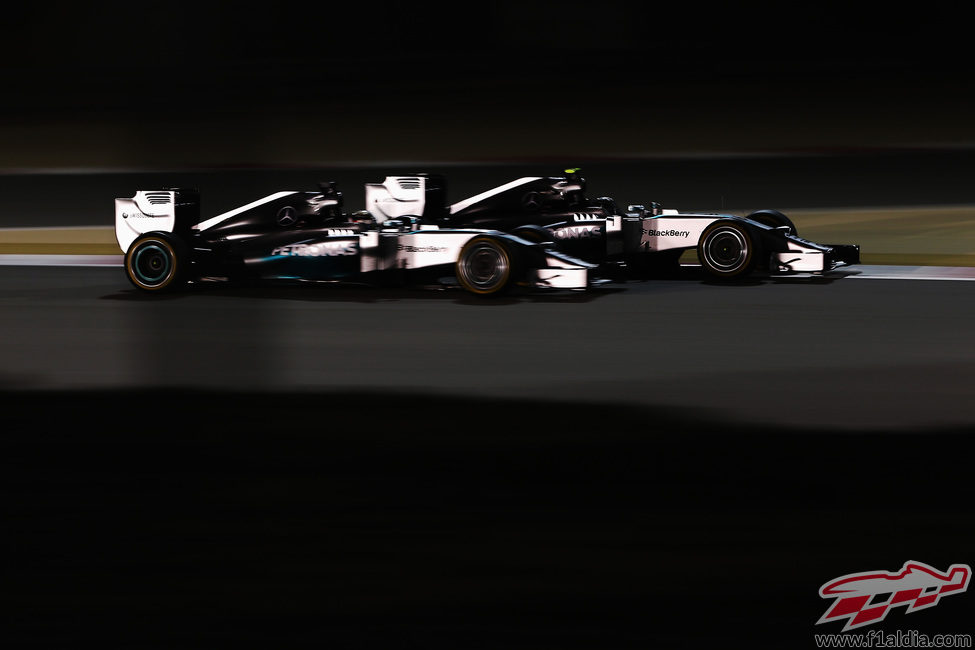 Lewis Hamilton y Nico Rosberg luchan en pista