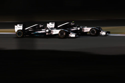 Lewis Hamilton y Nico Rosberg luchan en pista
