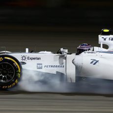 Valtteri Bottas frena tarde en Baréin