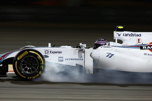 Valtteri Bottas frena tarde en Baréin