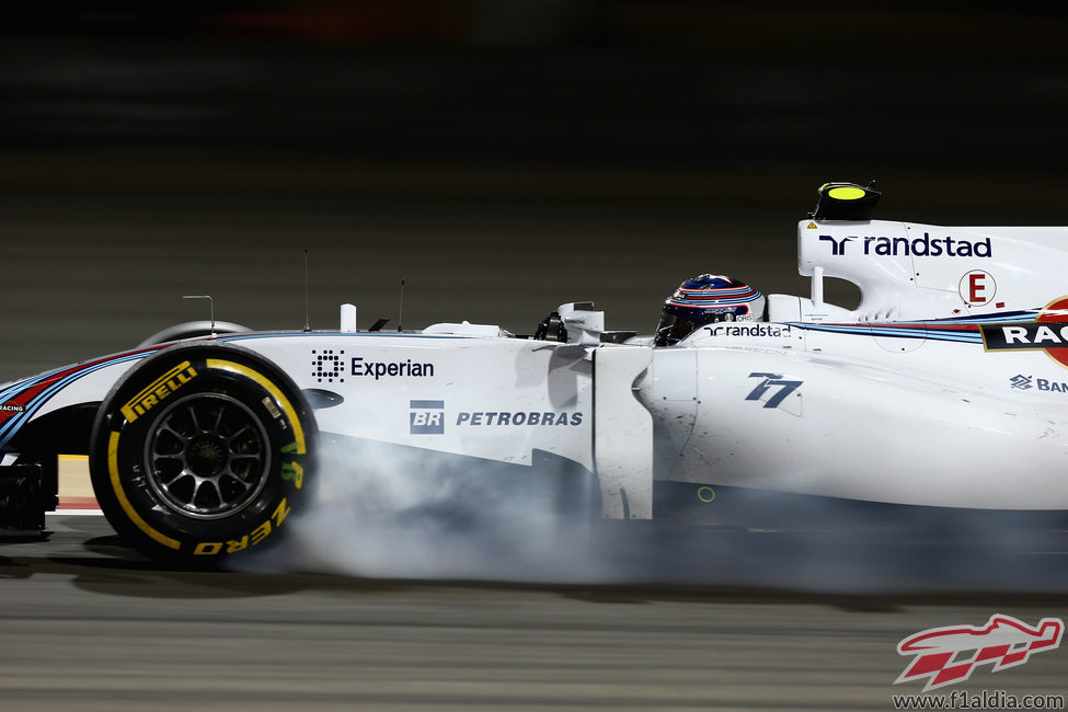 Valtteri Bottas frena tarde en Baréin