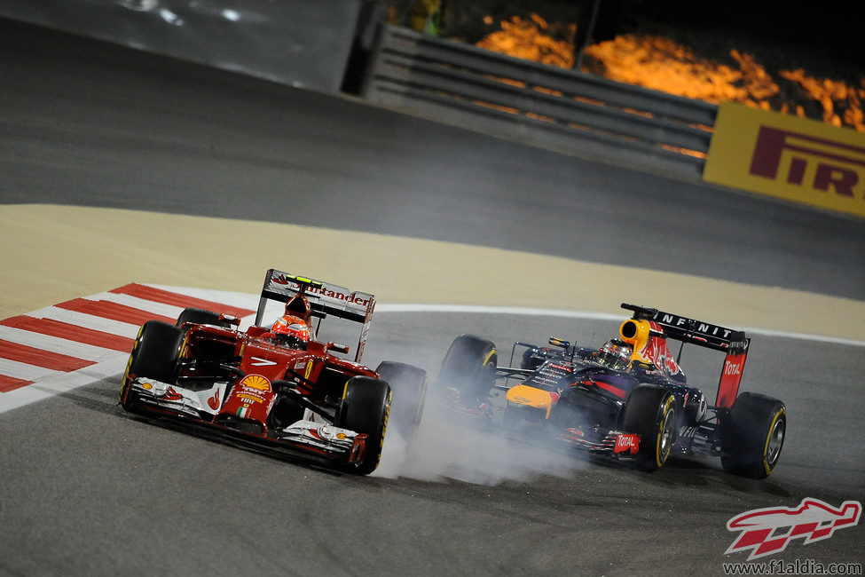 Kimi Räikkönen se pasa de frenada al defender posición
