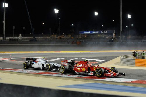 Kimi Räikkönen se defiende de Valtteri Bottas