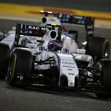 Valtteri Bottas y Felipe Massa luchan por posición