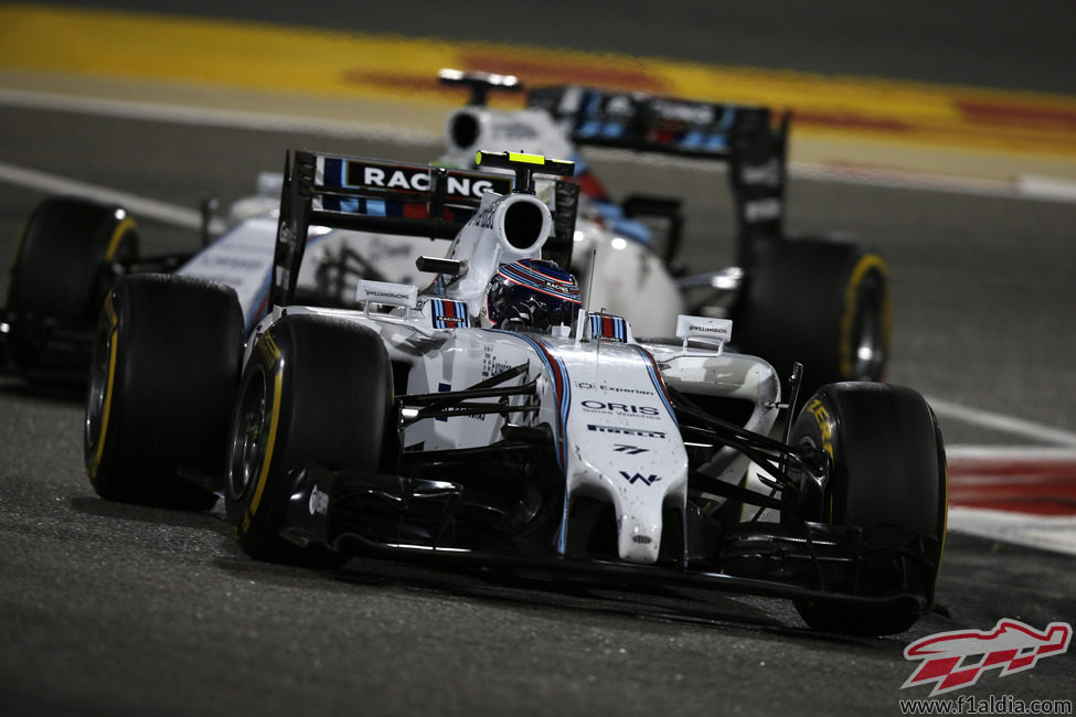 Valtteri Bottas y Felipe Massa luchan por posición