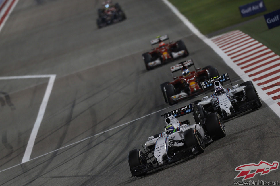 Felipe Massa y Valtteri Bottas, juntos en la curva