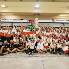 Celebración en Force India por el podio de Sergio Pérez