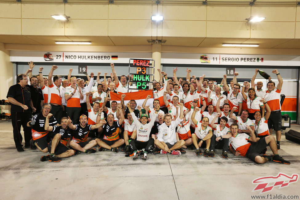 Celebración en Force India por el podio de Sergio Pérez