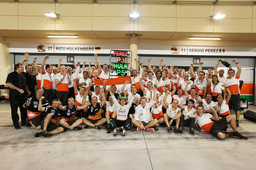 Celebración en Force India por el podio de Sergio Pérez