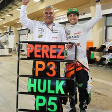 Sergio Pérez y Vijay Mallya celebran los resultados de Force India