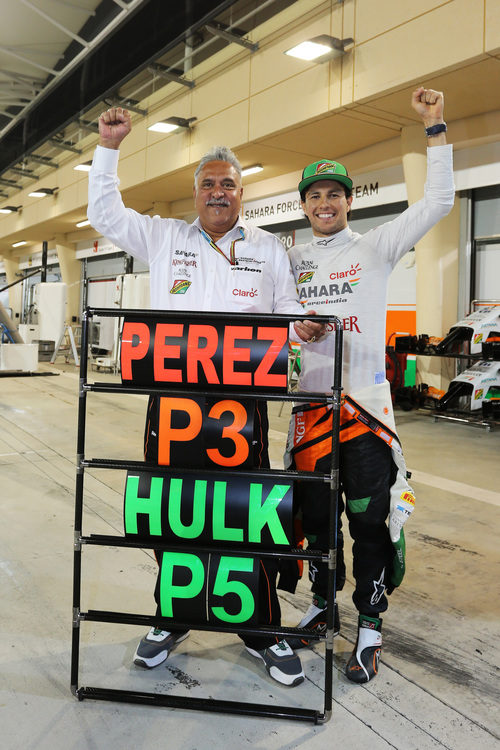 Sergio Pérez y Vijay Mallya celebran los resultados de Force India