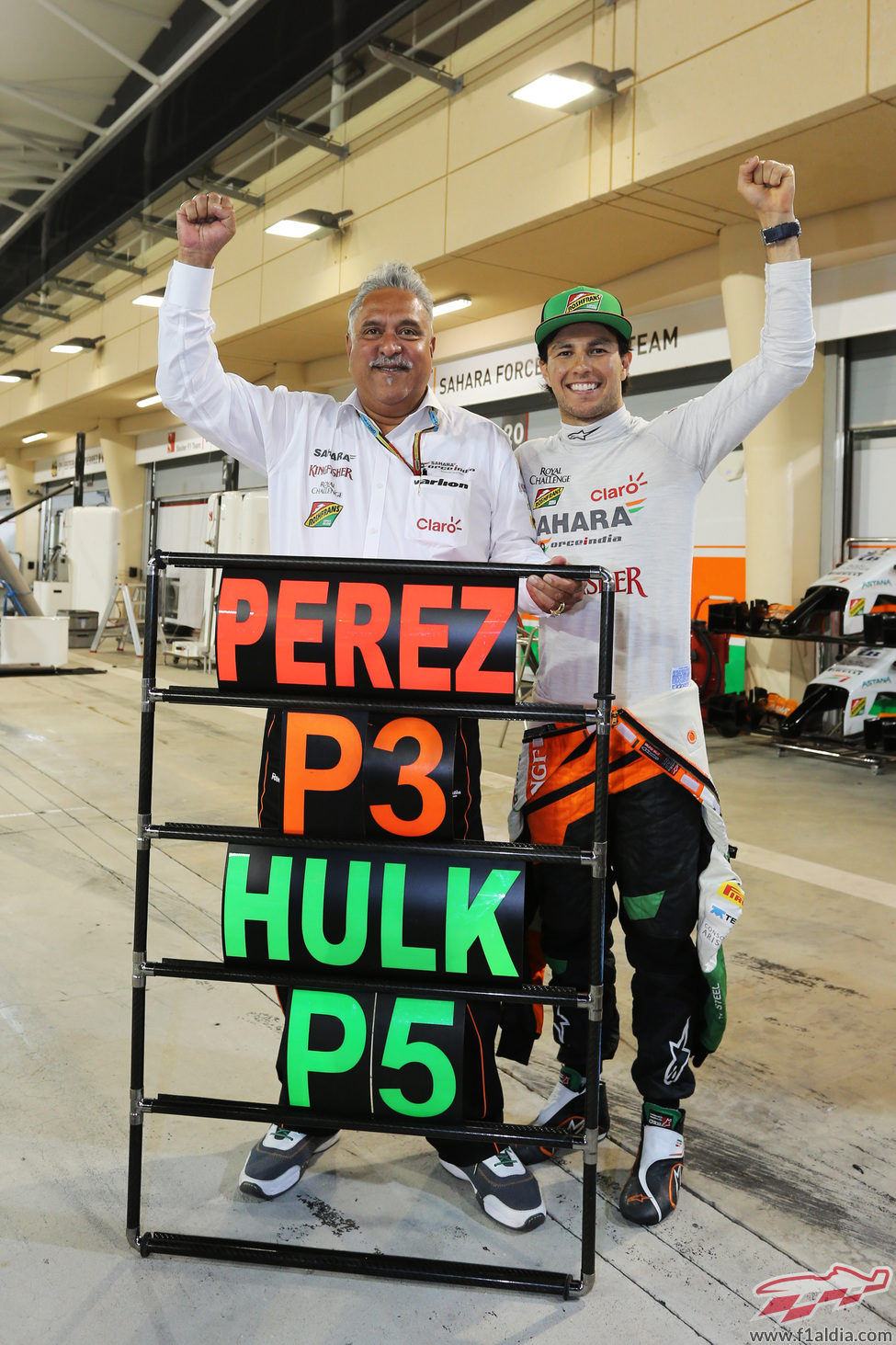 Sergio Pérez y Vijay Mallya celebran los resultados de Force India
