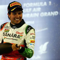 Champán en el podio para Checo Pérez