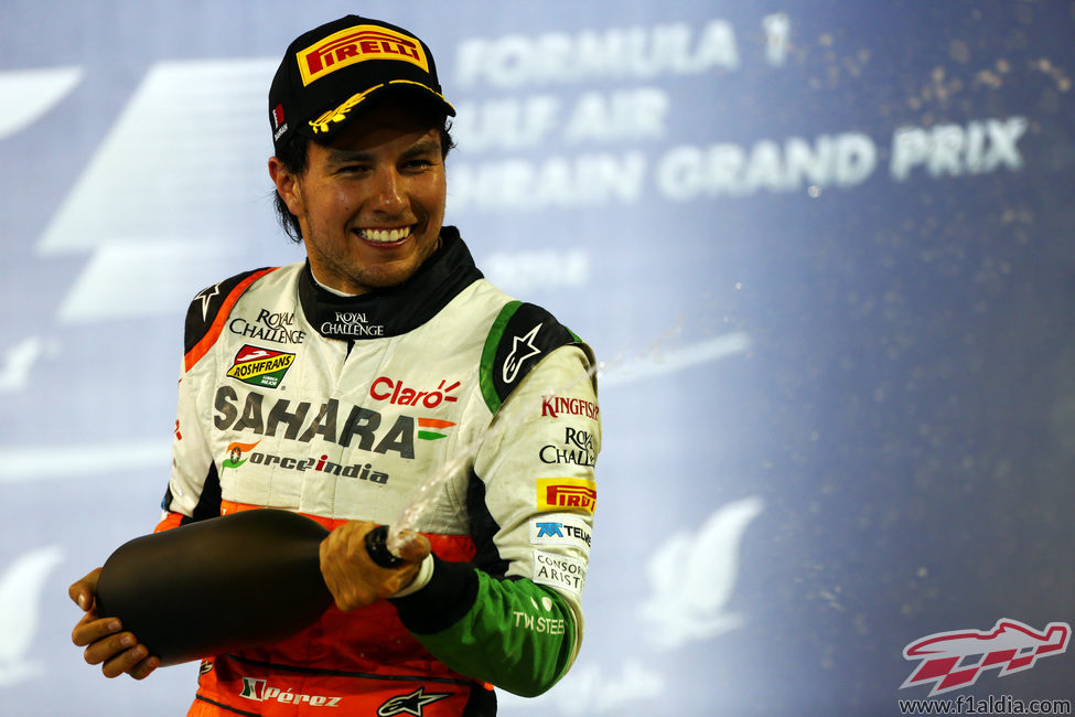 Champán en el podio para Checo Pérez