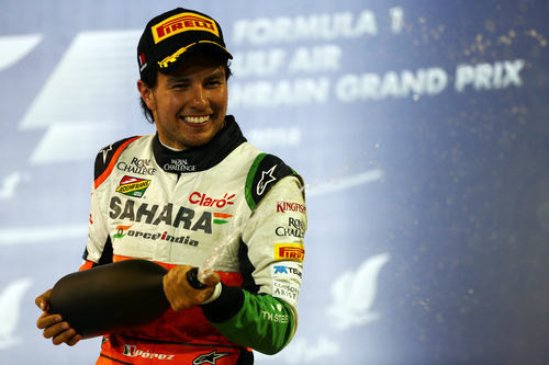 Champán en el podio para Checo Pérez