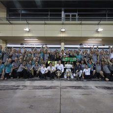 Mercedes celebra su doblete en Baréin