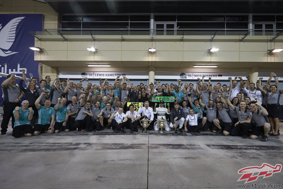 Mercedes celebra su doblete en Baréin