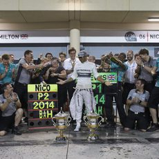 Baño de champán para Lewis Hamilton