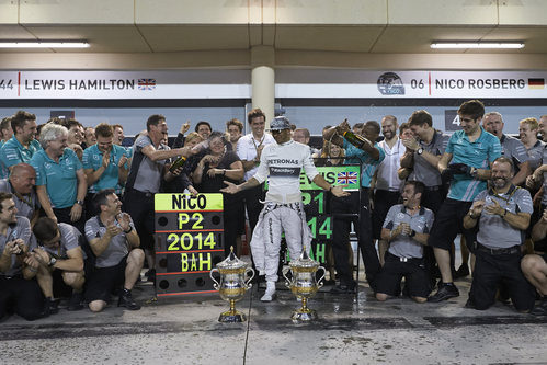 Baño de champán para Lewis Hamilton