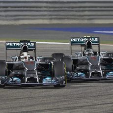 Lucha ajustada entre Lewis Hamilton y Nico Rosberg