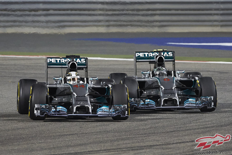 Lucha ajustada entre Lewis Hamilton y Nico Rosberg