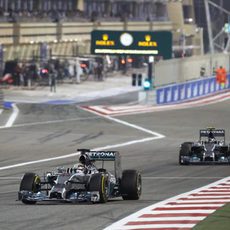 Lewis Hamilton y Nico Rosberg pasan por la recta de meta