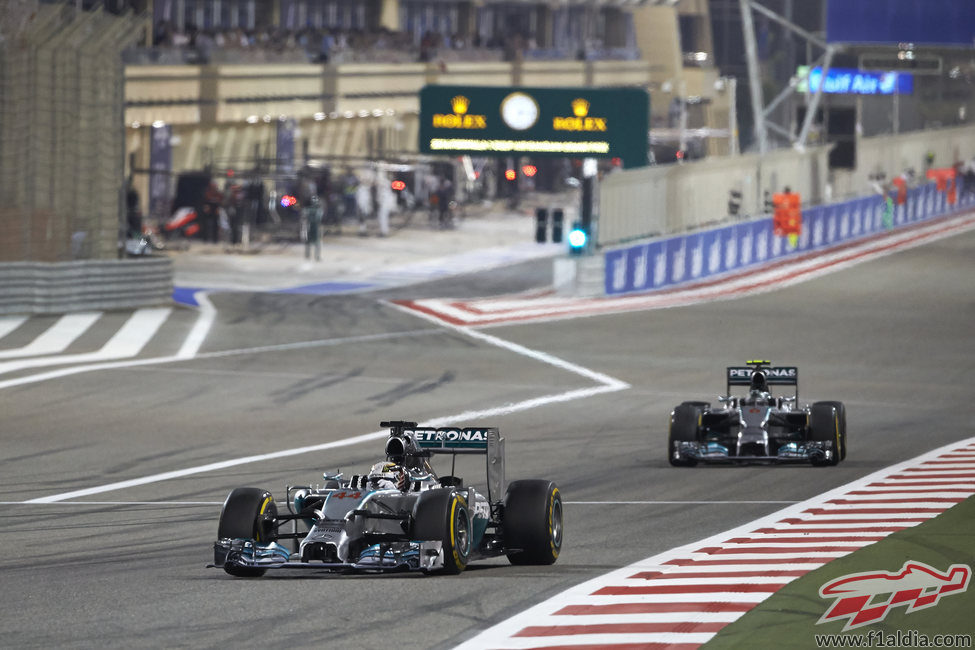 Lewis Hamilton y Nico Rosberg pasan por la recta de meta