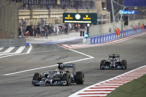 Lewis Hamilton y Nico Rosberg pasan por la recta de meta