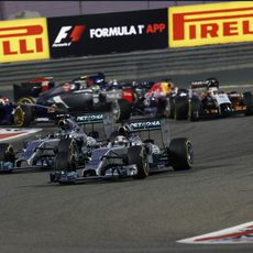 Apretada salida para Lewis Hamilton y Nico Rosberg