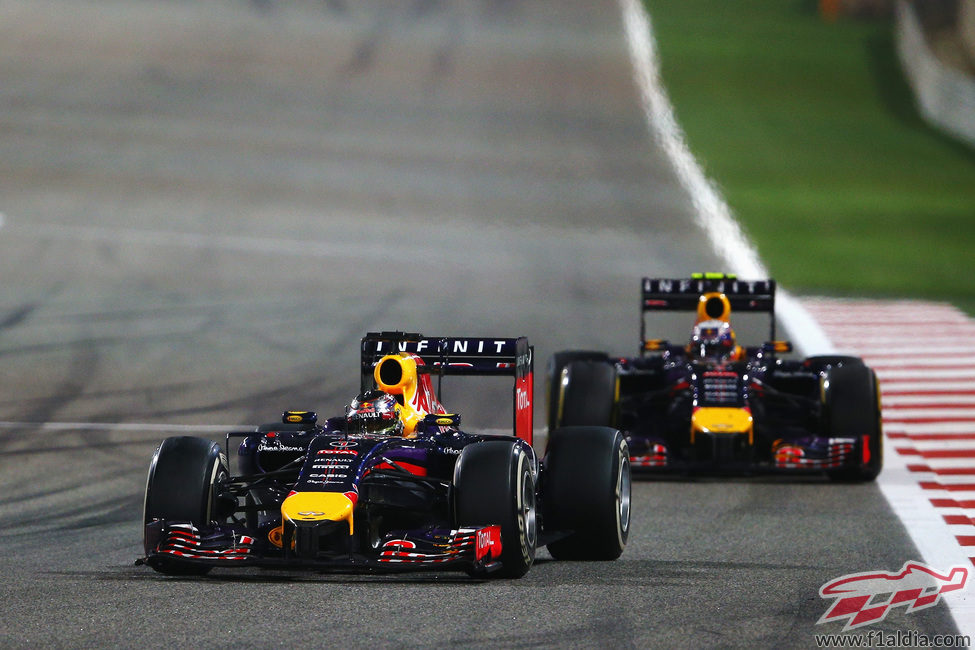 Sebastian Vettel, por delante de Daniel Ricciardo