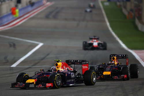 Daniel Ricciardo adelanta a Sebastian Vettel