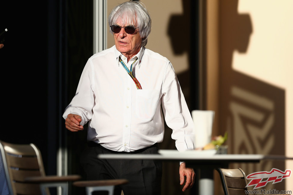 Bernie Ecclestone, en el paddock de Sakhir