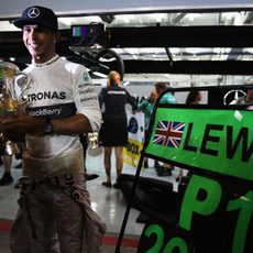 Victoria y trofeo para Lewis Hamilton