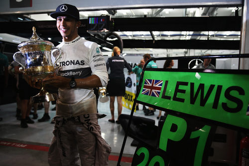 Victoria y trofeo para Lewis Hamilton