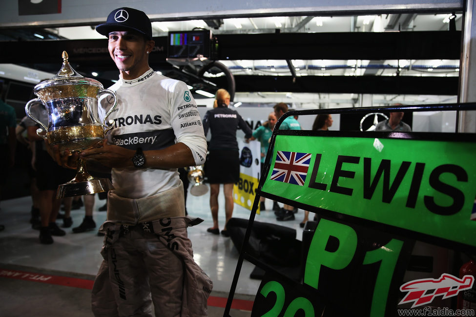 Victoria y trofeo para Lewis Hamilton