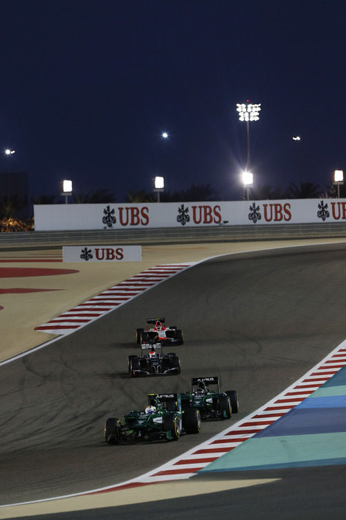 Marcus Ericsson por delante de Kamui Kobayashi