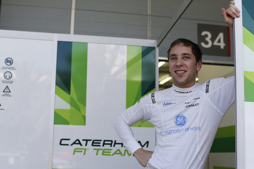 Robin Frijns, en el box de Caterham